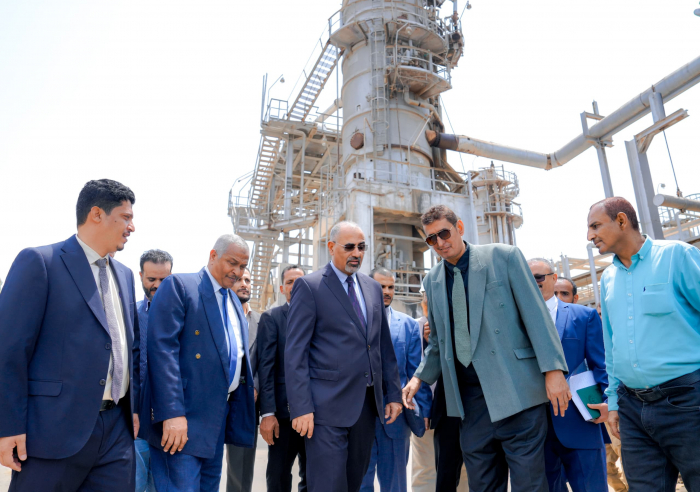 الرئيس الزُبيدي يتفقد مصافي عدن ويتابع خطط استئناف تشغيلها