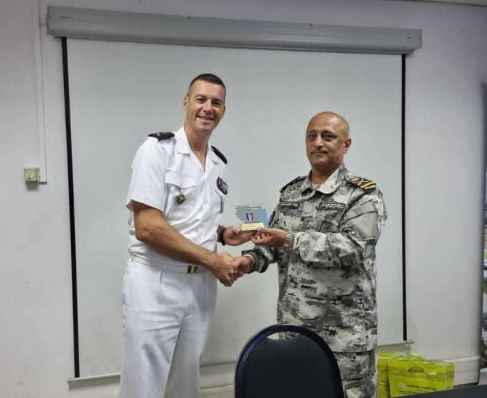 رئيس خفر السواحل يبحث سبل التعاون مع قائد القوات الفرنسية بجيبوتي