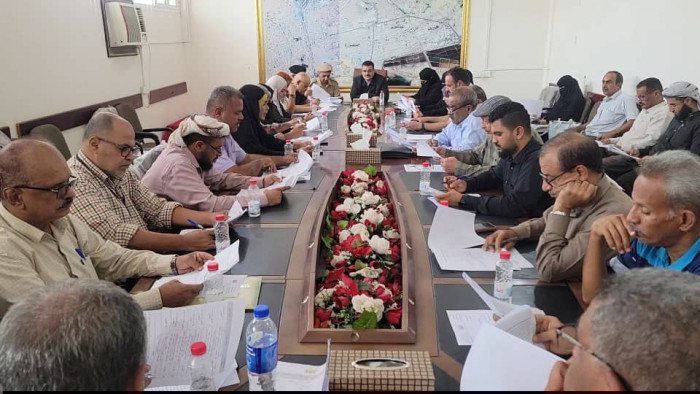 تنفيذي المنصورة يناقش سير أداء مكتب الصناعة والتجارة