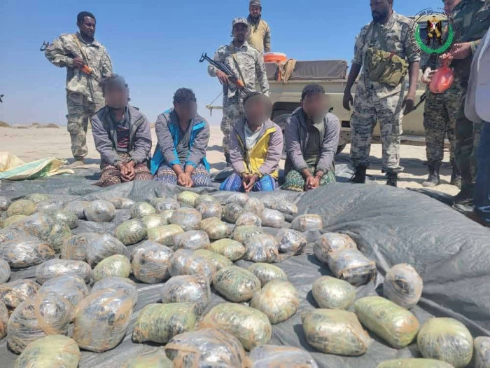 ضبط قارب يحمل 139 كيسا من الحبوب المخدرة بسواحل أبين