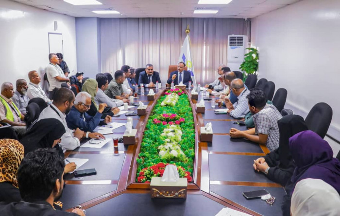 وزير النقل يتفقد مرافق مطار عدن ويؤكد تأهيل المدرج الرئيسي