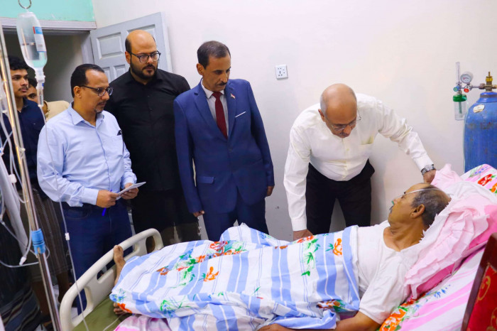 الكثيري يطمئن على الحالة الصحية للشاعر السعدي في المكلا