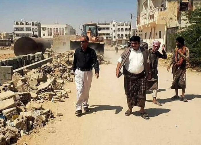 حملة ميدانية لإزالة البسط العشوائي على الخدمات العامة بعتق