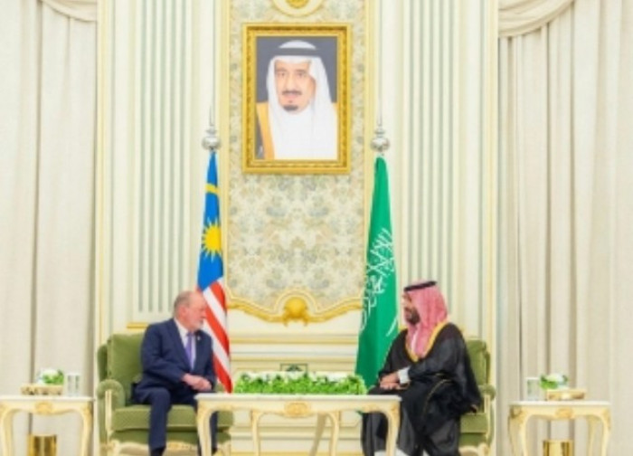 ولي العهد السعودي يستقبل ملك ماليزيا في قصر اليمامة
