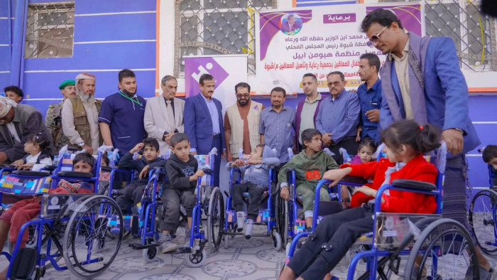 توزيع 442 كرسيًا متحركًا على الأطفال من ذوي الإعاقة بشبوة