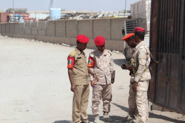 التوجيه المعنوي للشرطة العسكرية يتفقد مواقع الكتيبة الثالثة بالمكلا