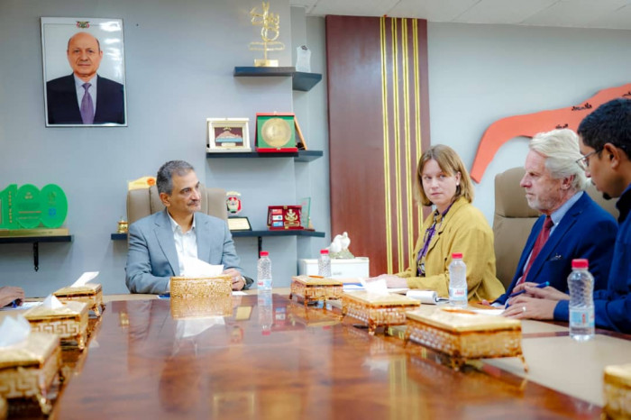 محافظ عدن يبحث مع وفد هولندي تطوير مؤسسة المياه والصرف