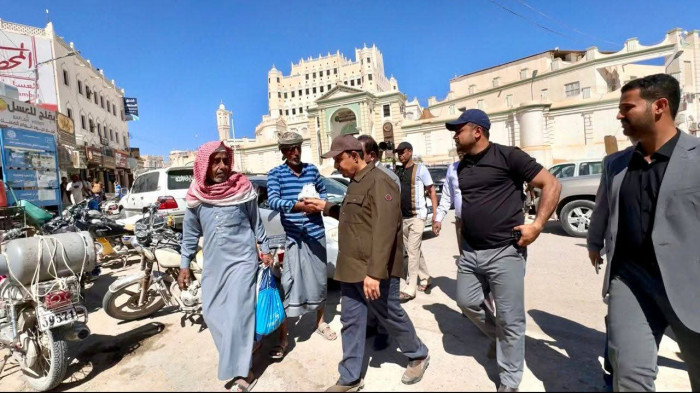 خلال زيارة ميدانية.. محافظ حضرموت يتفقد سوق قصر سيئون