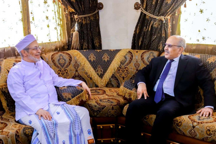 الكثيري وباهارون يبحثان التطورات في جامعة الأحقاف بالمكلا