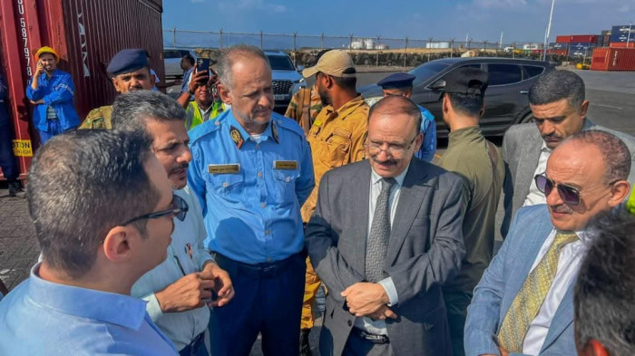 وزير النقل يتفقد حركة العمل بمحطة الحاويات في منطقة كالتكس