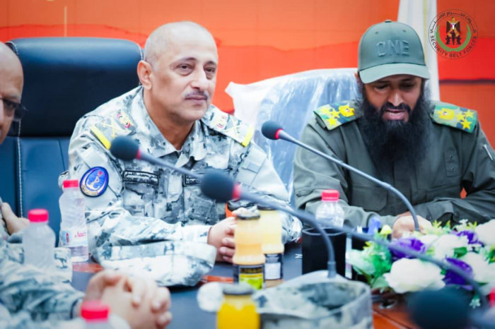 قائد الحزام ورئيس خفر السواحل يبحثان تعزيز التنسيق المشترك