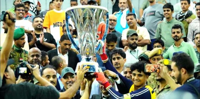 الرئيس الزُبيدي يتوج فريق وحدة عدن بكأس بطولة العاصمة