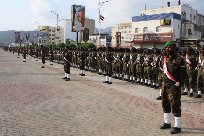 الرئيس الزُبيدي يشهد عرضًا عسكريا في ساحة العروض