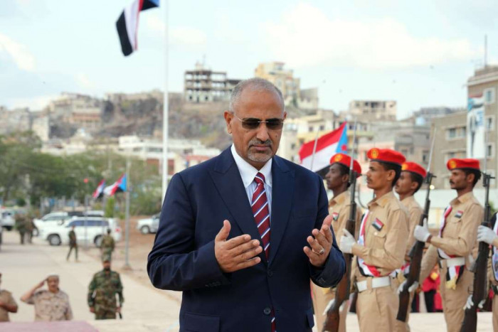  الرئيس الزُبيدي يضع إكليلًا من الزهور على النصب التذكاري بالتواهي