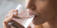 أهمية شرب الماء الدافئ قبل النوم