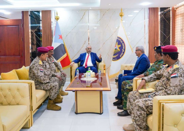 الرئيس الزُبيدي: استقرار سقطرى يحول الجزيرة وجهة سياحية عالمية