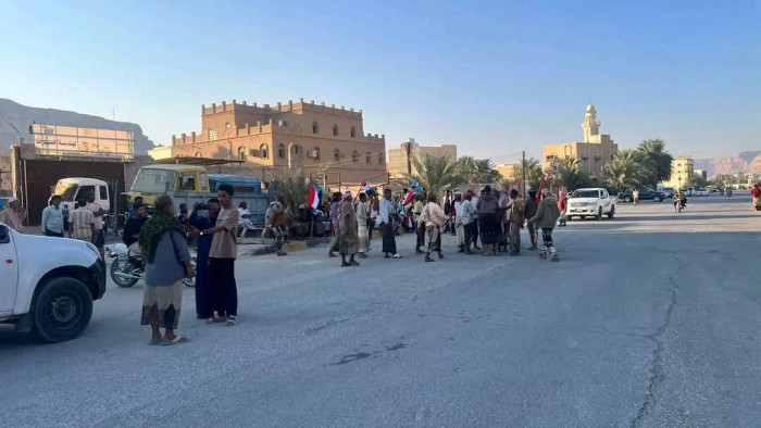 معتصمو سيئون يتعهدون بردّ شعبي قوي على اعتداءات العسكرية الأولى