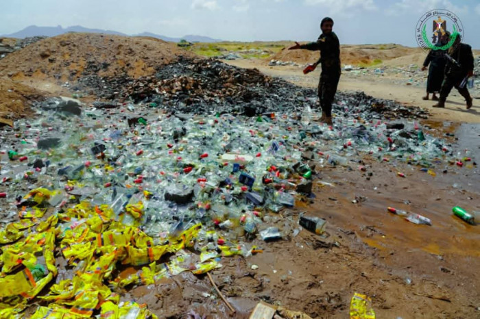 الحزام الأمني يعلن إتلاف 1762 قارورة خمور بإشراف النيابة الحزام الأمني يعلن إتلاف 1762 قارورة خمور بإشراف النيابة