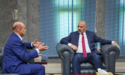 الرئيس الزُبيدي يطلع على سير العمل في البنك المركزي وفروعه