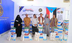الانتقالي يوزع سلال غذائية مقدَّمة من الرئيس الزُبيدي بوادي حضرموت