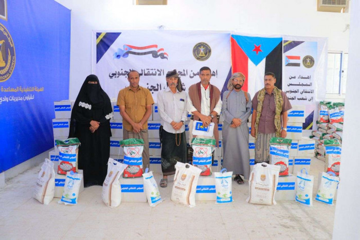 الانتقالي يوزع سلال غذائية مقدَّمة من الرئيس الزُبيدي بوادي حضرموت