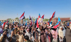 أبناء المناطق الغربية بوادي حضرموت يتظاهرون دعماً للقوات الجنوبية