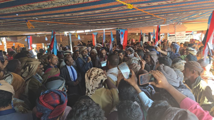 توافد أبناء مديرية إلى مخيم الاعتصام