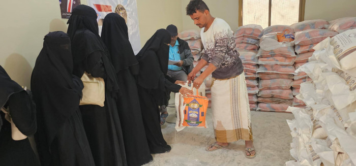 انتقالي تريم يدشن توزيع السلال الغذائية على الأسر الأكثر احتياجًا انتقالي تريم يدشن توزيع السلال الغذائية على الأسر الأكثر احتياجًا