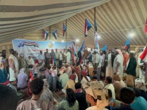 الوفود الشعبية تواصل التوافد إلى مخيم الاعتصام في سيئون