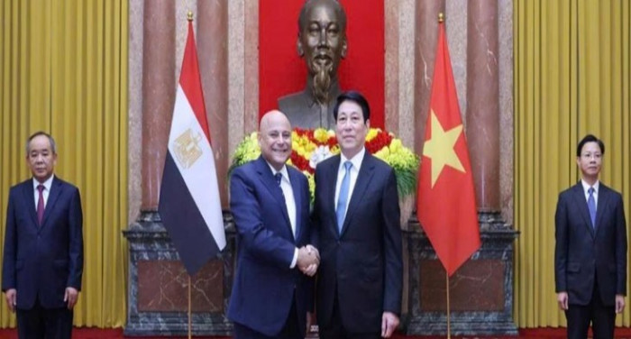 هاني مصطفى يقدم أوراق اعتماده سفيراً لمصر في فيتنام هاني مصطفى يقدم أوراق اعتماده سفيراً لمصر في فيتنام