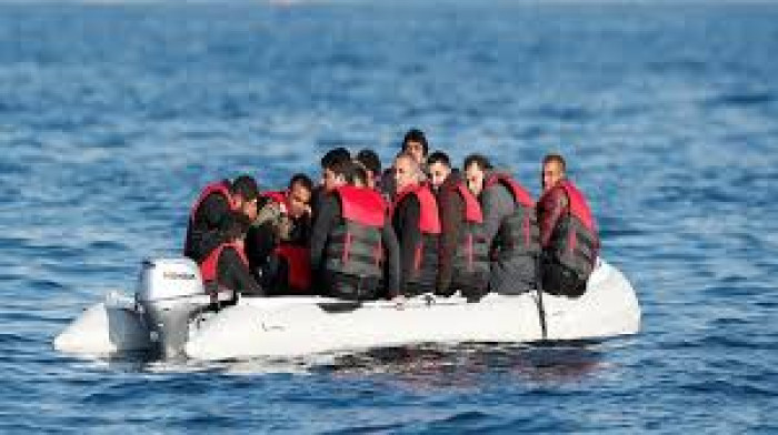 قوارب المهاجرين تستأنف نشاطها في بحر المانش باتجاه بريطانيا بعد توقف وجيز 