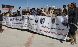 حشود من حبان ورضوم ودهر تصل إلى ساحة اعتصام عتق .