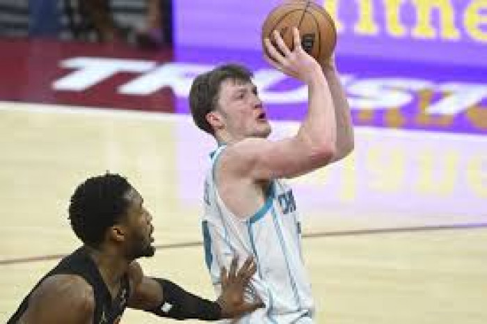 هورنتس يهزم كافاليرز بعدما حرمه من تسجيل أي نقطة بالوقت الإضافي 