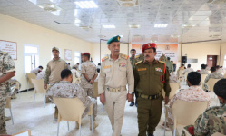 قائد "العسكرية الثانية" يتفقد امتحانات دورة قادة السرايا في المكلا