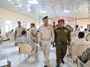 قائد "العسكرية الثانية" يتفقد امتحانات دورة قادة السرايا في المكلا