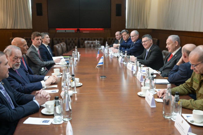 نتنياهو يلتقي المبعوث الأمريكي لبحث الخطوط الحمر في سوريا 