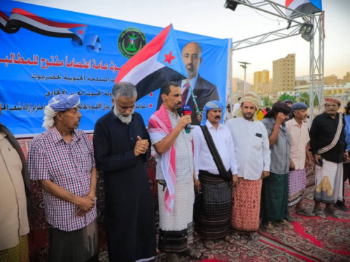 وفد من أبناء سقطرى يصل إلى ساحة اعتصام المكلا