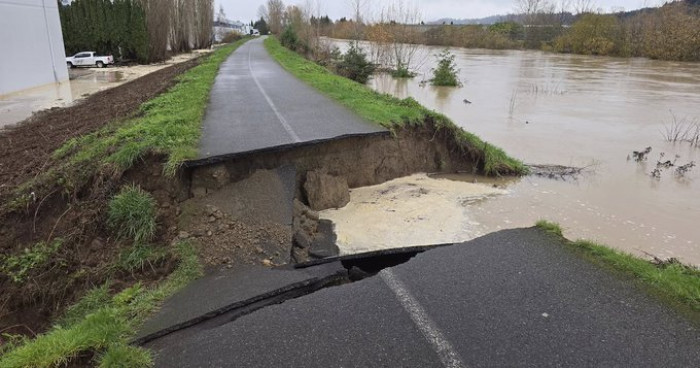 انهيار سد بسبب الأمطار الغزيرة بواشنطن 