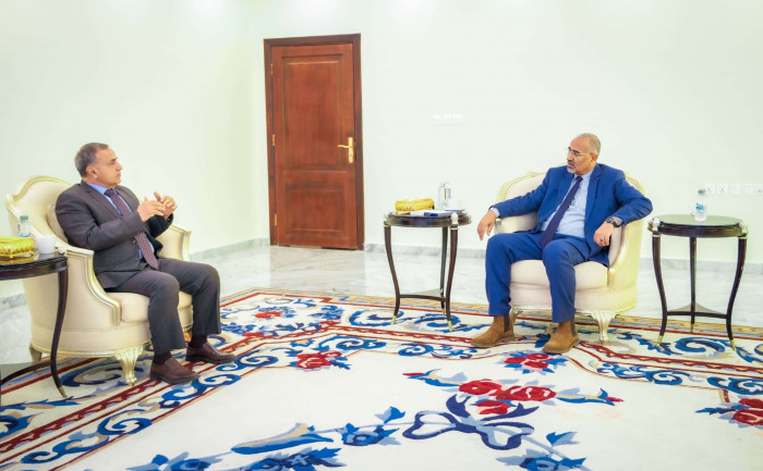 استقبل الرئيس عيدروس الزُبيدي، رئيس المجلس الانتقالي الجنوبي، نائب رئيس مجلس القيادة، اليوم الثلاثاء، الدكتور الخضر ناصر لصور، رئيس جامعة عدن، في القصر الرئاسي بالعاصمة.. وبحث سير العمل في ديوان رئاسة الجامعة وكلياتها والمراكز التعليمية التابعة لها، وجهود الارتقاء بمستوى الأداء الأكاديمي والإداري، وتحسين تصنيف جامعة عدن على المستويين المحلي والعربي.. واطّلع الرئيس الزُبيدي على استعدادات الجامعة لإقامة أسبوع الجودة العالمي، وأهميته في تعزيز ثقافة الجودة والاعتماد الأكاديمي، وتطوير العملية التعليمية وفق المعايير الحديثة.. كما ناقش أوضاع البنية التحتية للكليات التابعة لجامعة عدن وأبرز احتياجاتها، مؤكداً اهتمامه البالغ بقطاع التعليم العالي، واستعداده لتقديم الدعم الممكن لتحسين البيئة التعليمية، وتمكين الجامعة من أداء دورها الأكاديمي والعلمي وخدمة 