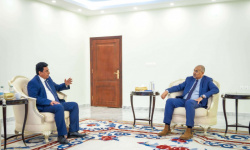 الرئيس الزُبيدي يناقش خطط تأهيل الكادر الوظيفي في أمانة مجلس الوزراء