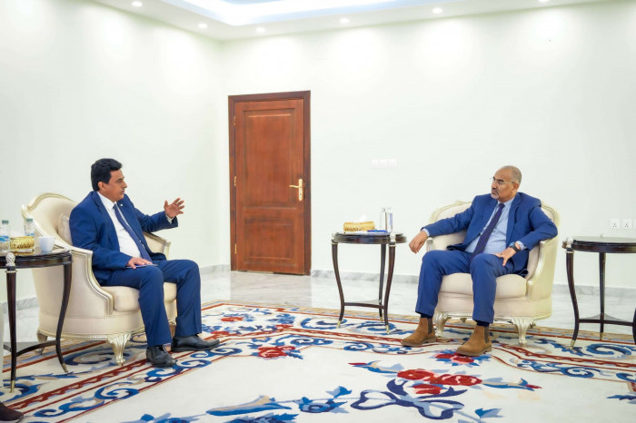 الرئيس الزُبيدي يناقش خطط تأهيل الكادر الوظيفي في أمانة مجلس الوزراء 