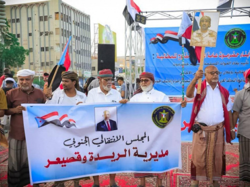 وفد من أبناء الريدة يصل إلى ساحة الاعتصام بالمكلا