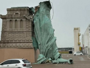 بعد عاصفة قوية.. انهيار تمثال الحرية البرازيلي