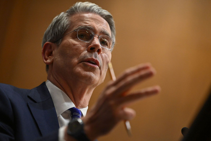 وزير الخزانة الأمريكي يرشح وارش وهاسيت لخلافة باول 