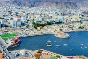 ميناء عدن شريان الغذاء.. التعطيل عقاب جماعي يهدد حياة الملايين