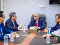 الرئيس الزُبيدي يتفقد سير العمل في وزارة الإدارة المحلية بعدن