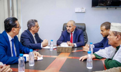 الرئيس الزُبيدي يتفقد سير العمل في وزارة الإدارة المحلية بعدن