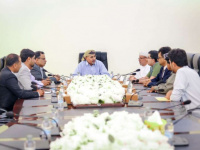 الرئيس الزُبيدي يبحث جهود تطبيع الأوضاع في سقطرى والمهرة