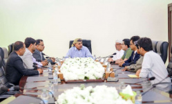 الرئيس الزُبيدي يبحث جهود تطبيع الأوضاع في سقطرى والمهرة