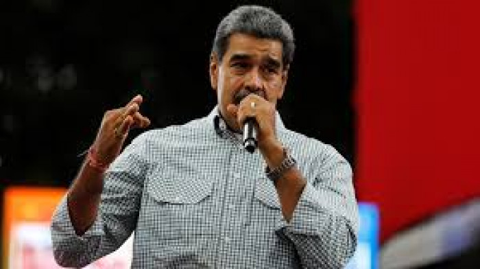 مادورو يدعو لتوحيد شعبه وجيشه لحماية نفط فنزويلا 